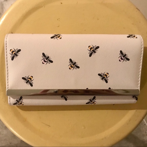 Handbags - 💕2 for $20 / Bee Print Wallet EUC